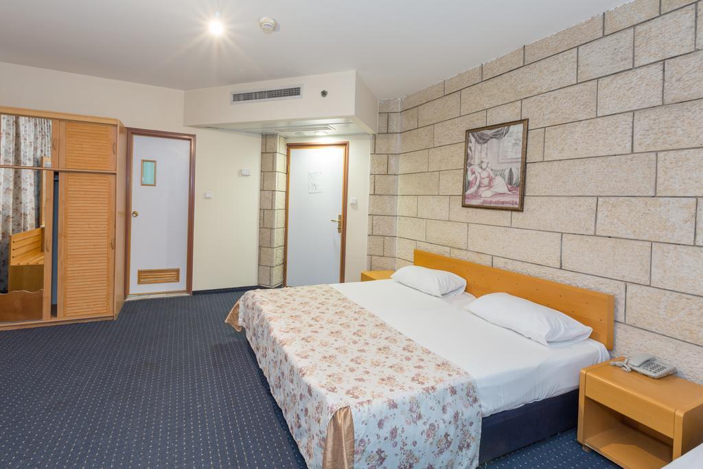 Hotel & Museum Dona Gracia Tiberias Exteriör bild